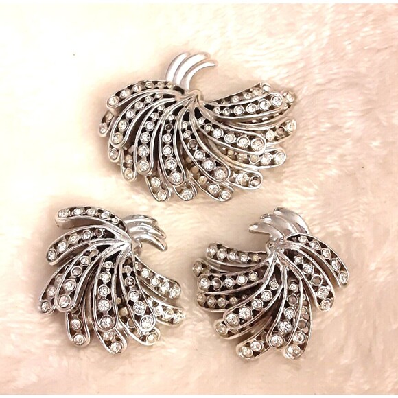 Bellini Jewelry | eBay BELLINI Vintage Demi Parure Brooch Clip On Earrings Rhinestones crystals? FLAW